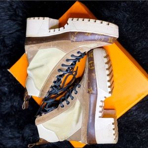 LOUIS VUITTON
Suede Calfskin Monogram Laureate Platform Desert Boot